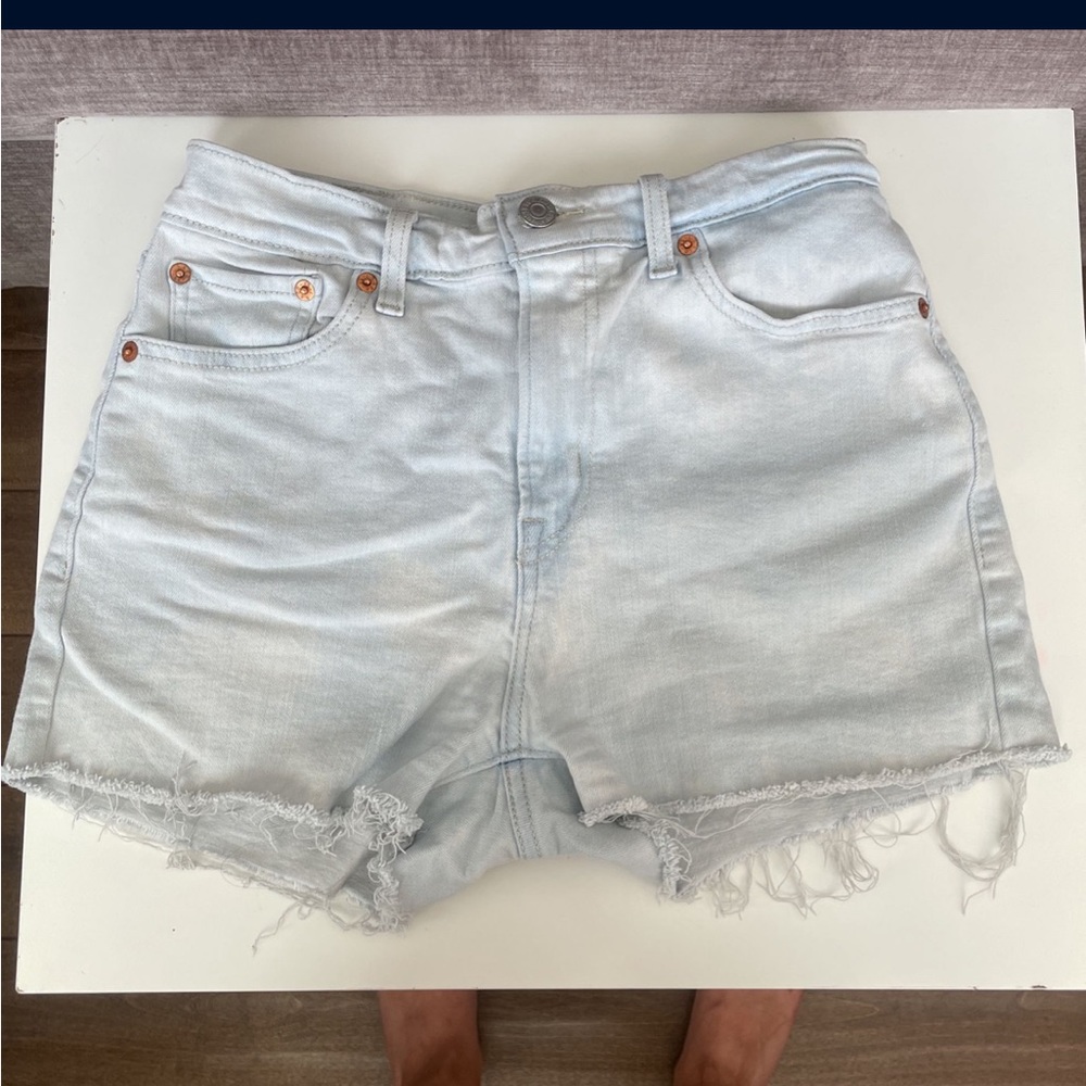High waisted Levi shorts.